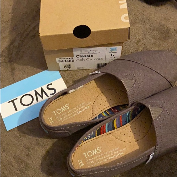 TOMS - Picture 3 of 5